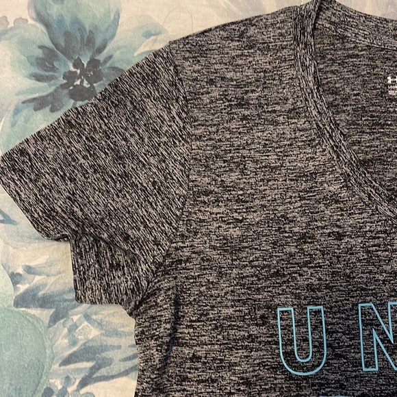Women’s Under Armour shirt size small - Picture 3 of 9